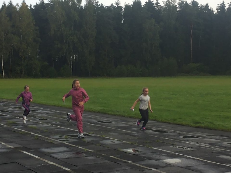 2. klassi Amiina Karina ja Laura Koit võidujooksus.jpg